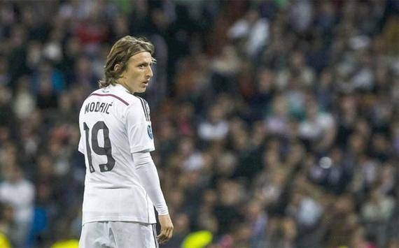 驳斥转会传闻，贡多齐：我专注于当下，想帮拉齐奥赢下更多球