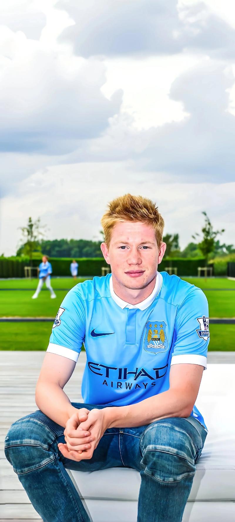 AC米兰通过老将策略增强阵容，引进莫德里奇和蒂亚戈-席尔瓦，弥补后防不足，延续稳定表现。