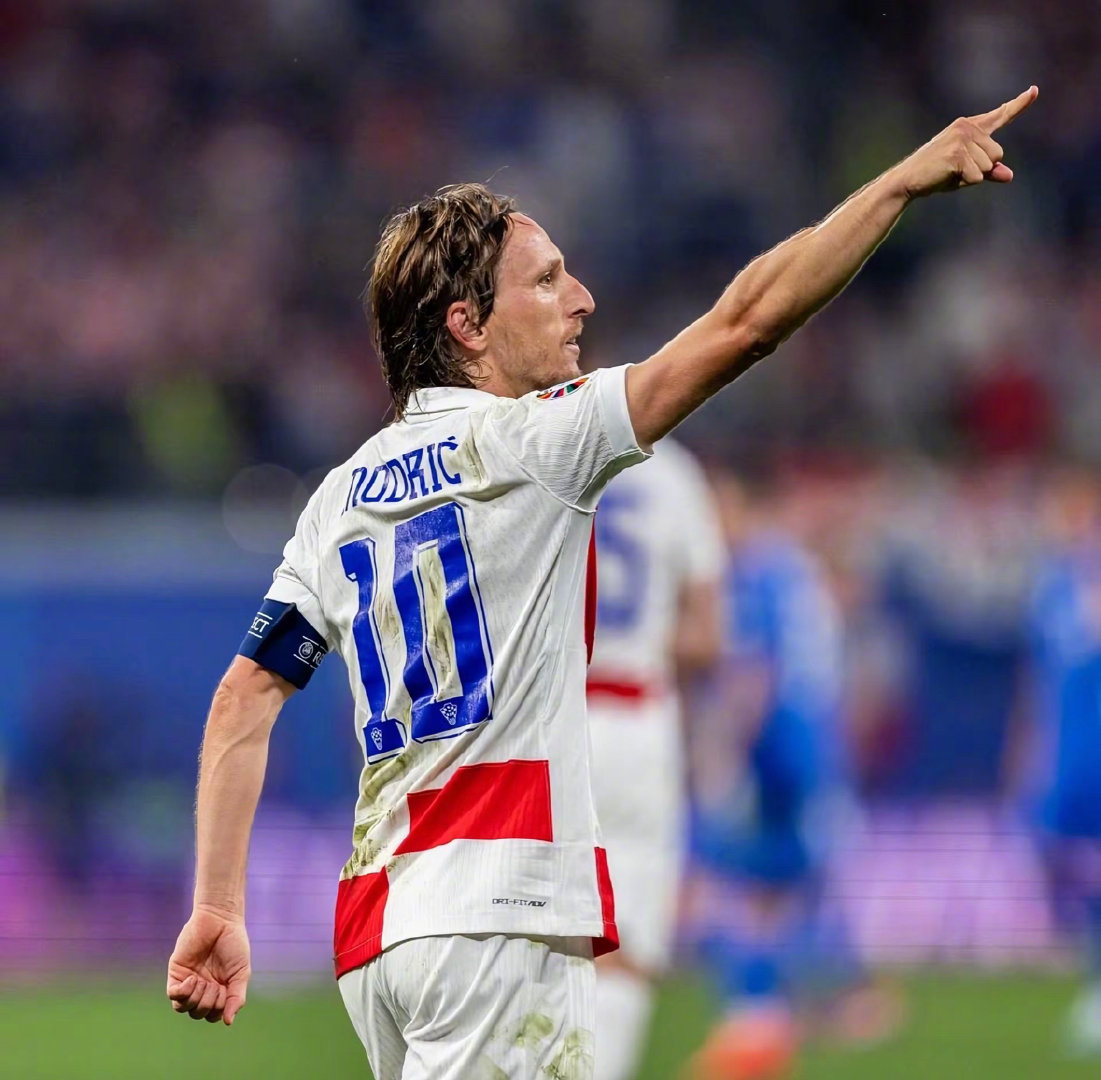 2025上海明日之星冠军杯足球赛圆满落幕，颁奖仪式进行