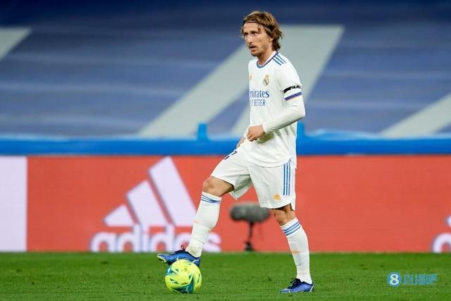 惊险一幕，马竞女足球员梅迪纳头部被膝盖撞到后失去意识